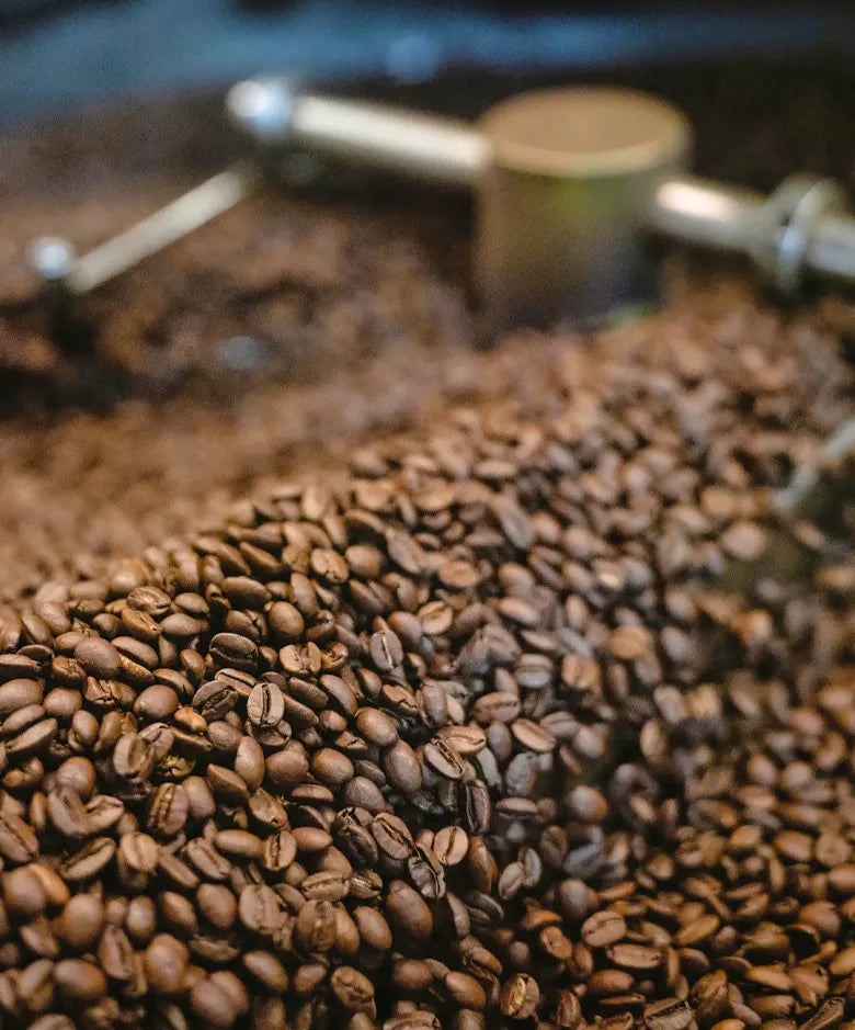 Roasting coffee in the roaster